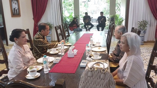 Mantan PM Malaysia sowan ke kediaman Jokowi di Solo. Foto: kumparan