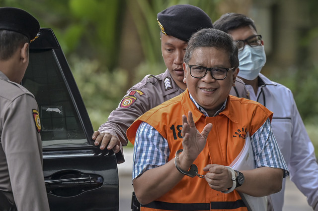 Tersangka kasus dugaan suap Hasto Kristiyanto tiba untuk menjalani pemeriksaan di Gedung Merah Putih KPK, Jakarta, Rabu (26/2/2025). Foto: Fauzan/ANTARA FOTO