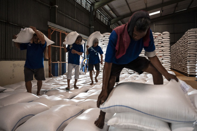 Pekerja mengangkut beras di Gudang Bulog Palebon, Semarang, Jawa Tengah, Rabu (26/2/2025). Foto: Aprillio Akbar/ANTARA FOTO