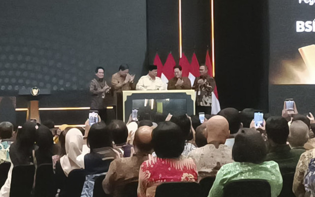 Presiden Republik Indonesia Prabowo Subianto meresmikan bank emas di The Gade Tower, Jakarta Selatan, Rabu (26/2/2025).  Foto: Zamachsyari/kumparan