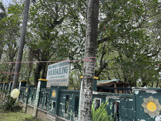 Suasana di Perkuburan Mandailing, Jalan Brigjend Katamso, Kota Medan. Foto: Tri Vosa/kumparan