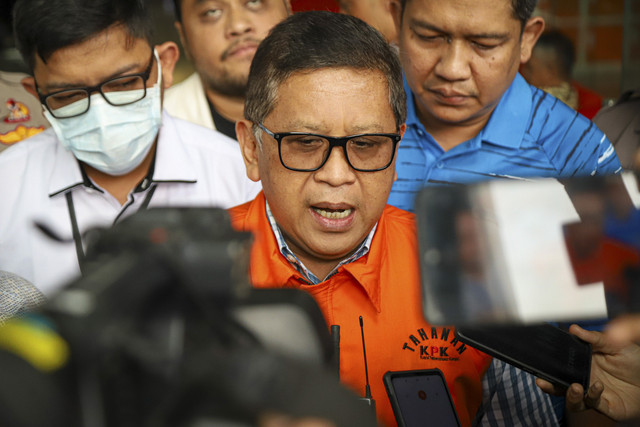 Tersangka Hasto Kristiyanto usai menjalani pemeriksaan di Gedung Merah Putih KPK, Jakarta, Rabu (26/2/2025). Foto: Iqbal Firdaus/kumparan