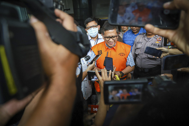 Tersangka Hasto Kristiyanto usai menjalani pemeriksaan di Gedung Merah Putih KPK, Jakarta, Rabu (26/2/2025). Foto: Iqbal Firdaus/kumparan