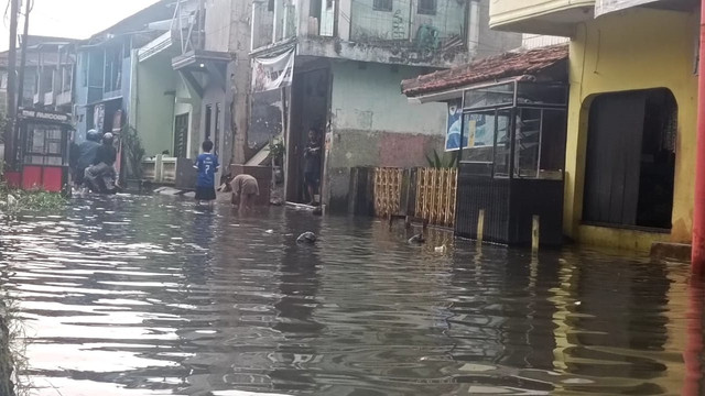 Banjir masih merendam permukiman warga di Kampung Bojong Asih, Kecamatan Dayeuhkolot, Kabupaten Bandung, Rabu (26/2/2025). Foto: Robby Bouceu/kumparan