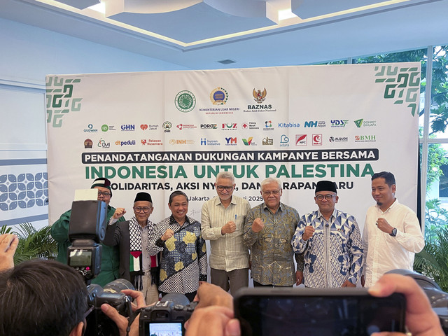 Wamenlu RI Anis Matta dan Berbagai Perwakilan Lembaga di Deklarasi dan Kampanye Indonesia untuk Palestina: Solidaritas, Aksi Nyata, dan Harapan Baru di Kementerian Luar Negeri, Rabu (26/2/2025). Foto: Tiara Hasna/kumparan