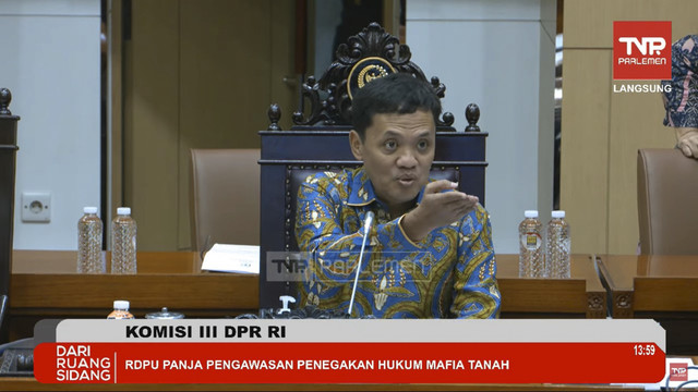 Ketua Komisi III DPR RI Habiburokhman menyampaikan paparan saat RDPU Panja pengawasan penegakan hukum mafia tanah di kompleks Parlemen, Senayan, Jakarta, Rabu (26/2/2025). Foto: Youtube/ TVR Parlemen