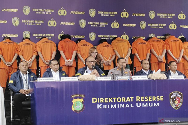 Direktur Reserse Kriminal Umum Polda Metro Jaya, Kombes Pol. Wira Satya Triputra saat konferensi pers di Jakarta, Rabu (26/2/2025). Foto: Ilham Kausar/Antara