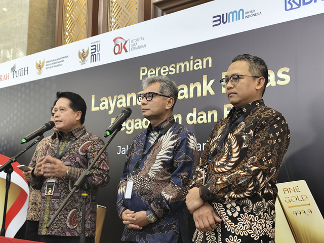 Dirut BSI Hery Gunardi, Dirut BRI Sunarso dan Dirut Pegadaian Damar Latri Setiawan dalam konferensi pers peresmian bank emas Bank Syariah Indonesia (BSI) dan Pegadaian di Gade Tower, Jakarta Pusat, Rabu (26/2/2025). Foto: Widya Islamiati/kumparan