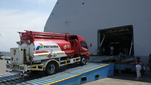 Mobil tangki Pertamina antarkan BBM. Foto: Pertamina Patra Niaga 