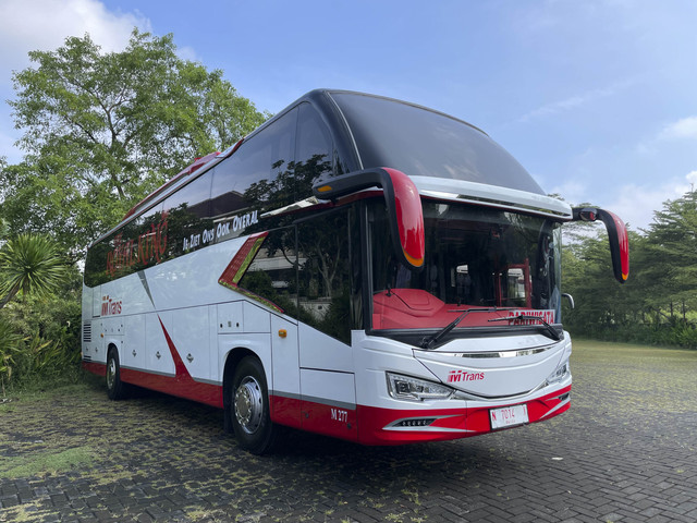 Bus sasis Mercedes-Benz OH 1626 L karoseri Tentrem Handover MTrans. Foto: Trio Bagus Wicaksono/kumparan