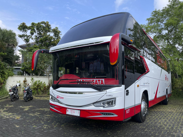 Bus sasis Mercedes-Benz OH 1626 L karoseri Tentrem Handover MTrans. Foto: Trio Bagus Wicaksono/kumparan