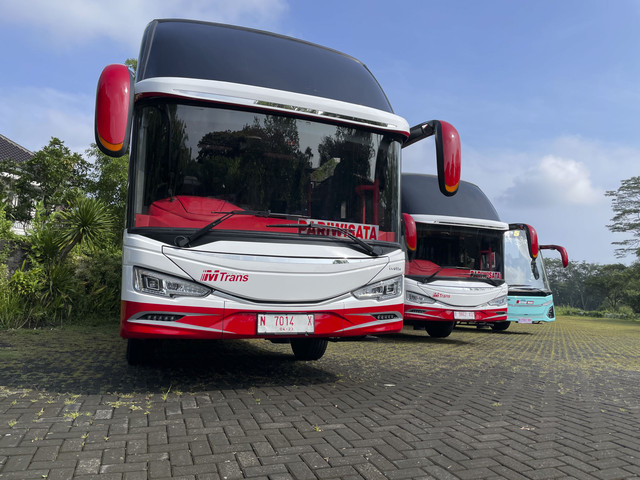 Bus sasis Mercedes-Benz OH 1626 L karoseri Tentrem Handover MTrans. Foto: Trio Bagus Wicaksono/kumparan