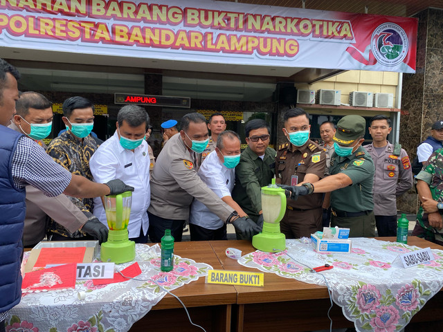 Pemusnahan barang bukti narkoba jenis sabu dan ekstasi senilai Rp 2,49 milliar. | Foto: Sinta Yuliana/Lampung Geh