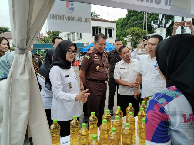 Wakil Gubernur Lampung, Jihan Nurlela bersama Kepala Kejaksaan Tinggi (Kajati) Lampung, Kuntadi saat meninjau stand operasi pasar murah di halaman Kantor Kejati Lampung | Foto : Eka Febriani / Lampung Geh