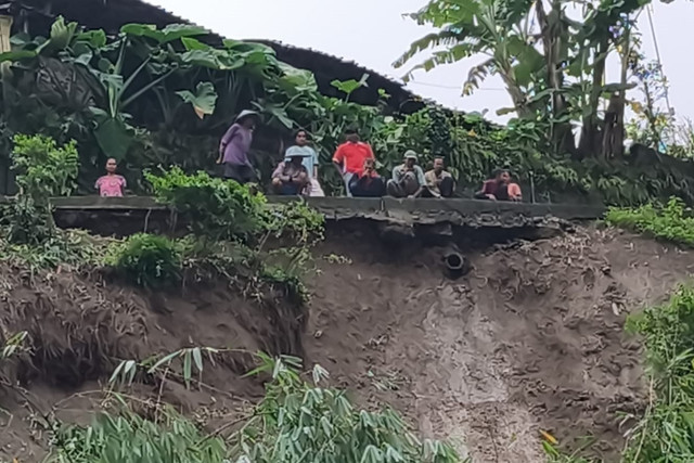 Tebing setinggi 20 meter longsor dan menerjang rumah warga di Desa Gonggang, Kecamatan Poncol, Kabupaten Magetan, Rabu (26/2/2025). Foto: BPBD Jatim