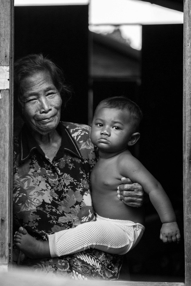 Foto oleh Domi Chung (https://unsplash.com/photos/woman-carrying-child-Gdf-QniNqVI) di Unsplash