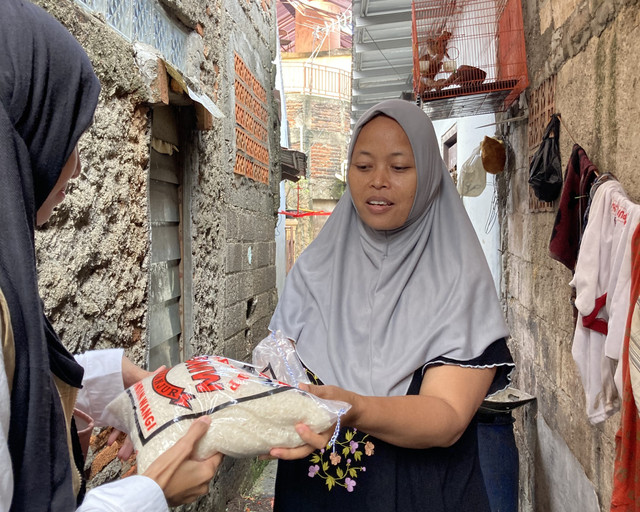 Ilustrasi: distribusi dana zakat kepada masyarakat yang membutuhkan. Gambar dari lembaga zakat Universitas Gunadarma