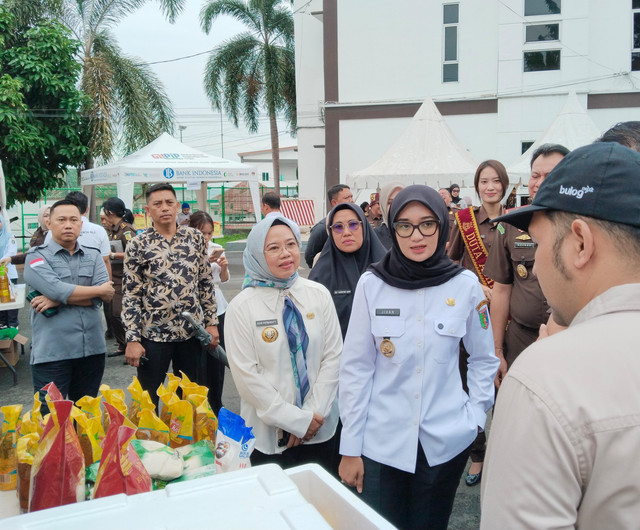 Kepala Dinas Perindustrian dan Perdagangan Provinsi Lampung, Evie Fatmawati, saat mendampingi Wakil Gubernur Lampung, Jihan Nurlela saat meninjau pasar murah yang diselenggarakan Kejati | Foto : Eka Febriani / Lampung Geh