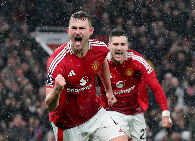 Selebrasi Matthijs de Ligt dan Diogo Dalot saat Manchester United (MU) vs Ipswich Town dalam laga pekan ke-27 Liga Inggris 2024/25 di Stadion Old Trafford, Kamis (27/2) dini hari WIB. Foto: REUTERS/Scott Heppell