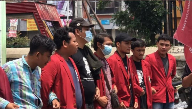 Gambar aksi demo yang dilakukan mahasiswa. Sumber dokumen pribadi