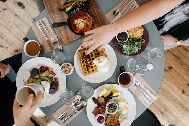 Tema Baju Bukber. Foto hanya ilustrasi. Sumber foto: Unsplash/Ali