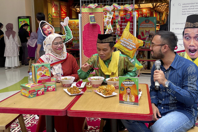  Ustadz Maulana Mencicipi Chicken Chashu Gulai Ramen, Haraku Ramen. Foto: Salsha Okta Fairuz/kumparan