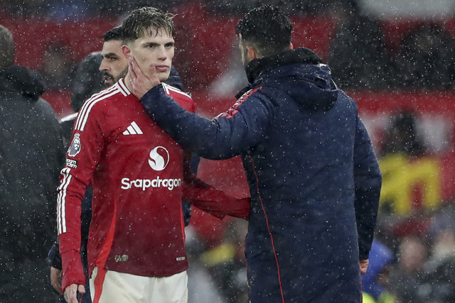 Pelatih Manchester United berbincang dengan pemainnya Alejandro Garnacho bereaksi saat pertandingan Liga Inggris di Old Trafford, Manchester, Inggris, Rabu (26/2/2025). Foto: Scott Heppell/Reuters