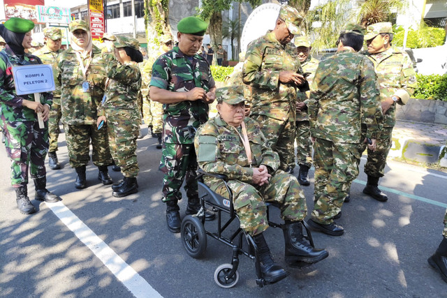 Wakil Gubernur Sulawesi Barat Salim S Mengga tetap berangkat mengikuti retreat kepala daerah meski berkursi roda, Kamis (27/2/2025). Foto: Arfiansyah Panji Purnandaru/kumparan