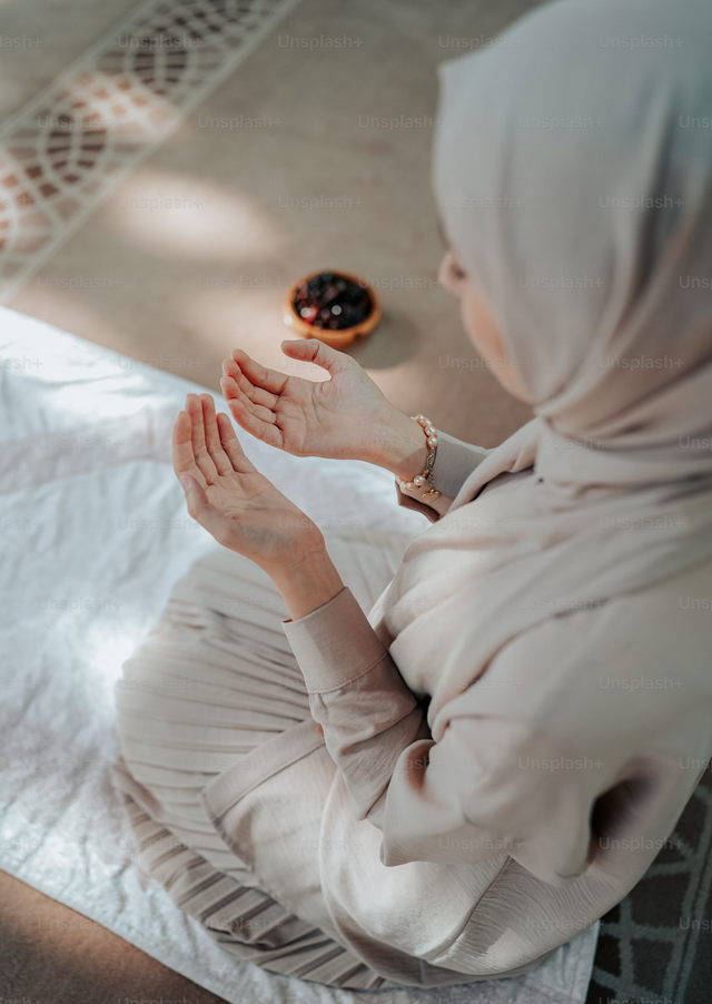 Kekhusyukan ibadah Ramadan makin lengkap dengan kulit sehat & lembap. Sumber: Unsplash+/Ahmed