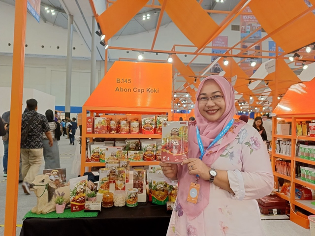 Pemilik Abon Cap Koki, Ibu Novi Kurnia Setiawati saat berpartisipasi pada BRI UMKM EXPO(RT) 2025 di ICE BSD, Tangerang. Foto: Dok. BRI