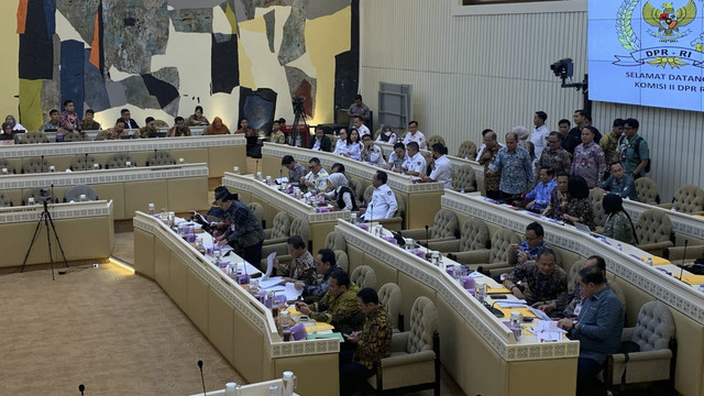 Suasana Rapat Kerja Komisi II DPR bersama KPU, Bawaslu, DKPP, dan Kemendagri membahas persiapan pemungutan suara ulang Pilkada di Kompleks Parlemen Senayan, Jakarta, Kamis (27/2/2025). Foto: Luthfi Humam/kumparan