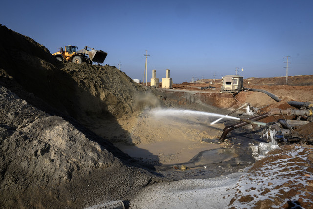 Para penambang mengekstrak ilmenit, elemen kunci yang digunakan untuk memproduksi titanium, di sebuah tambang terbuka di wilayah tengah Kirovohrad, Ukraina, 12 Februari 2025. Foto: Efrem Lukatsky/AP