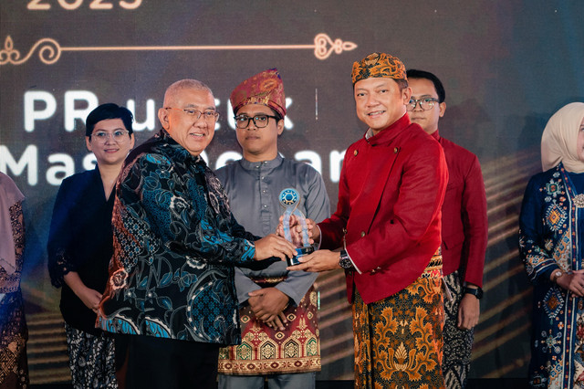 Corporate Secretary Group Head InJourney, Yudhistira Setiawan (kanan) saat menerima penghargaan di ajang PR Indonesia Award (PRIA) 2025, Rabu (26/2/2025). Foto: Dok. InJourney