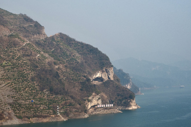 Pemandangan "gunung anak anjing" yang menjadi viral di internet di Tiongkok terlihat di Yichang, sebuah kota di Provinsi Hubei, Tiongkok tengah. Foto: Guo Qingshan via AP