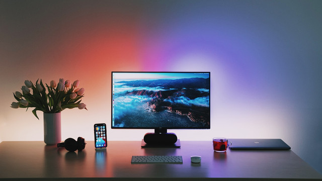 Monitor gaming adalah perangkat yang dirancang khusus untuk meningkatkan pengalaman bermain game dengan menawarkan fitur-fitur yang tidak tersedia pada monitor biasa. Foto: Unsplash.com