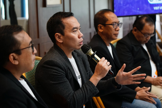 Direktur Digital Business Telkom Muhamad Fajrin Rasyid (kedua dari kiri) saat membahas mengenai pengembangan teknologi Artificial Intelligence (AI) di Jakarta, Rabu (26/2). Foto: Dok. Telkom