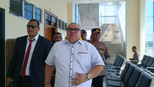 Razman Arif Nasution dalam sidang kasus dugaan pencemaran nama baik terhadap Hotman Paris Nasution, PN Jakarta Utara, Kamis (27/2).  Foto: Giovanni/kumparan