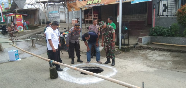 Polsek Sendang Datangi Lokasi Tanah Amblas Membentuk Lubang di Jalan Raya