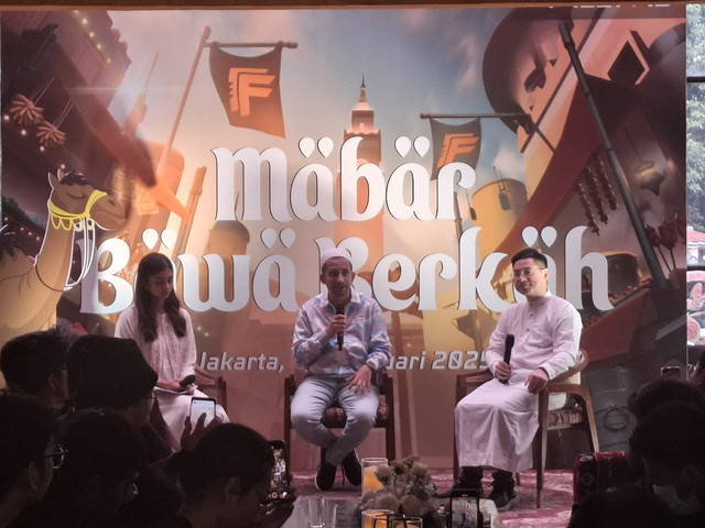 Pendakwah Husein Ja'far Alhadar atau Habib Ja'far bersama Head of Business Development, Esports & Community Garena Indonesia, Wijaya Nugroho dalam Press conference "Mabar Bawa Berkah” di Kemang, Jakarta Selatan, Rabu (26/2). Foto: kumparan