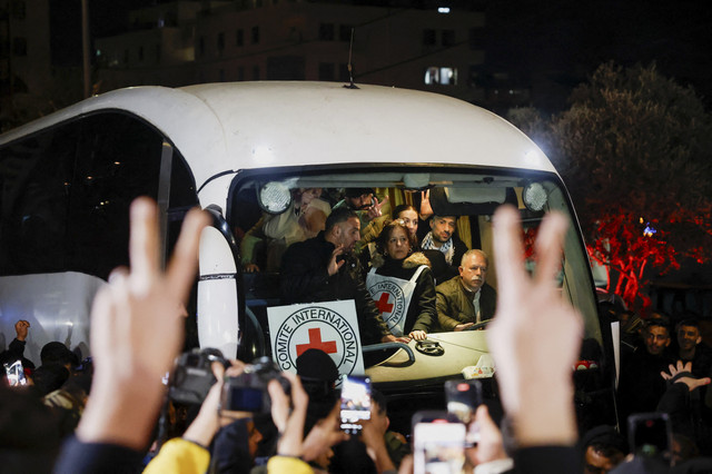 Sejumlah warga menyambut kedatangan tahanan saat pembebasan tahanan warga Palestina yang dibebaskan Israel di Ramallah, Kamis (27/2/2025). Foto: Mohamad Torokman/Reuters