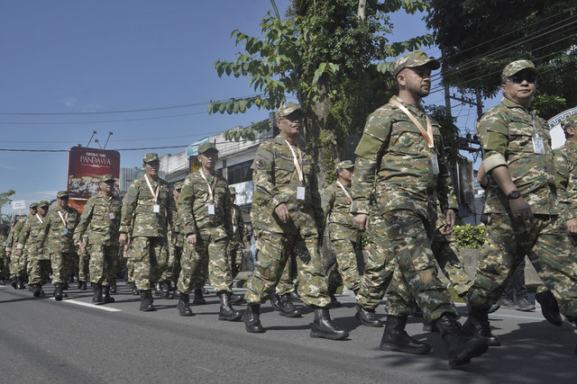 Sejumlah wakil kepala daerah mengenakan seragam komponen cadangan (komcad) berbaris setibanya di Kompleks Akademi Militer Magelang, Jawa Tengah, Kamis (27/2/2025). Foto: Anis Efizudin/ANTARA FOTO