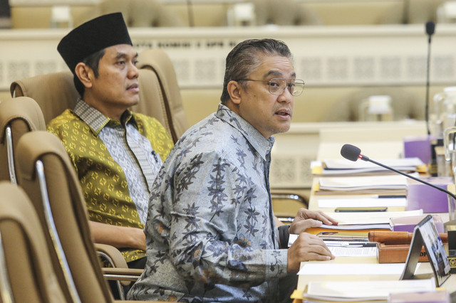 Wakil Ketua Komisi II DPR Dede Yusuf bersama Wakil Ketua Komisi II DPR Zulfikar Arse Sadikin memimpin rapat kerja dan RDP dengan Wakil Menteri Dalam Negeri, KPU, Bawaslu, dan DKPP di Kompleks Parlemen, Senayan, Jakarta, Kamis (27/2/2025). Foto: Asprilla Dwi Adha/ANTARA FOTO