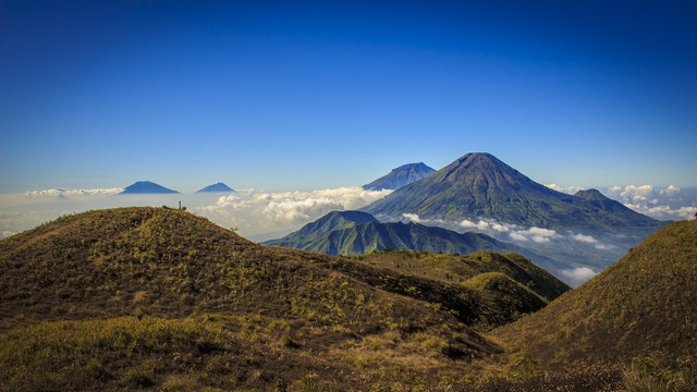 Gunung view bagus di Jawa Tengah. Foto adalah Gunung Prau. Sumber: Pixabay/masfajar