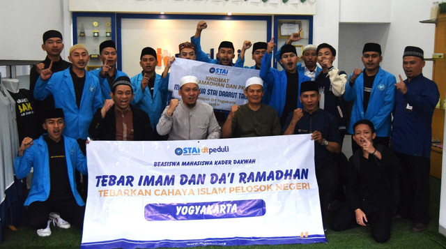 Mahasiswa STAI DT Penerima Program Beasiswa Kader Dakwah bersiap menuju lokasi khidmat selama ramadhan di Yogyakarta (Sumber : DT Peduli)