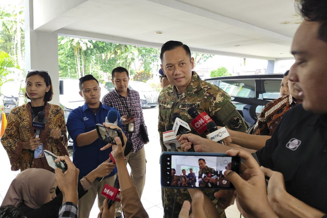 Menteri Koordinator (Menko) Bidang Infrastruktur dan Pembangunan Agus Harimurti Yudhoyono (AHY) saat tiba di kompleks Akmil, Magelang, Jawa Tengah, Kamis (27/2/2025). Foto: Arfiansyah Panji Purnandaru/kumparan