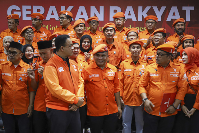 Politisi Anies Baswedan berpose dengan para anggota Ormas Gerakan Rakyat saat deklarasi dan pelantikan organisasi masyarakat Dewan Pimpinan Pusat (DPP) Gerakan Rakyat di Jakarta, Kamis (27/2/2025). Foto: Iqbal Firdaus/kumparan