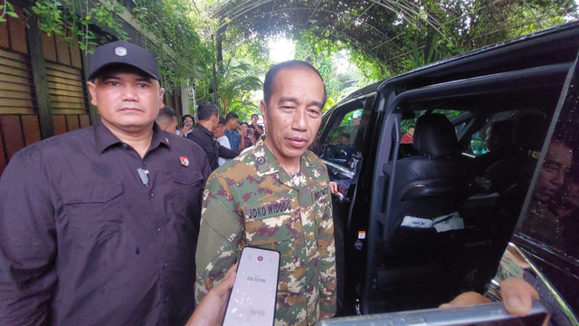 Presiden ke-7 Joko Widodo (Jokowi) bertolak ke Akademi Militer (Akmil) Magelang untuk mengikuti parade senja retret, Kamis (27/2/2025) dok kumparan