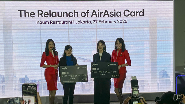 Consumer Banking Director Permata Bank, Djumairah Tenteram (kiri) dan Chief Business Officer AirAsia Rewards, Nicole Tan (kanan) dalam acara konferensi pers peluncuran AirAsia Card yang digelar di Jakarta pada Kamis (27/2/2025). Foto: Gitario Vista Inasis/kumparan