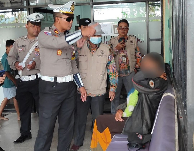 Personel Polres Bengkayang saat mengamnkan ODGJ yang membawa pisau ke klinik di Bengkayang. Foto: Dok. Polres Bengkayang