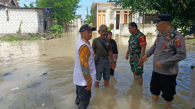 Petugas, saat lakukan olah TKP di lokasi meninggalnya Muhammad Arsyad Kholili (10), warga Dusun Mojongudi, Desa Kalisari, Kecamatan Baureno, Kabupaten Bojonegoro. Kamis pagi (27/02/2025) (Aset: Istimewa)